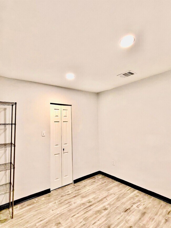 Building Photo - 5810 W Bellfort Ave