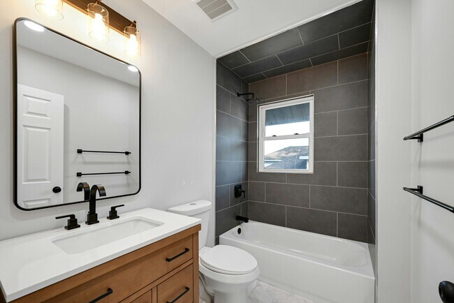 Building Photo - 25 Marinus St