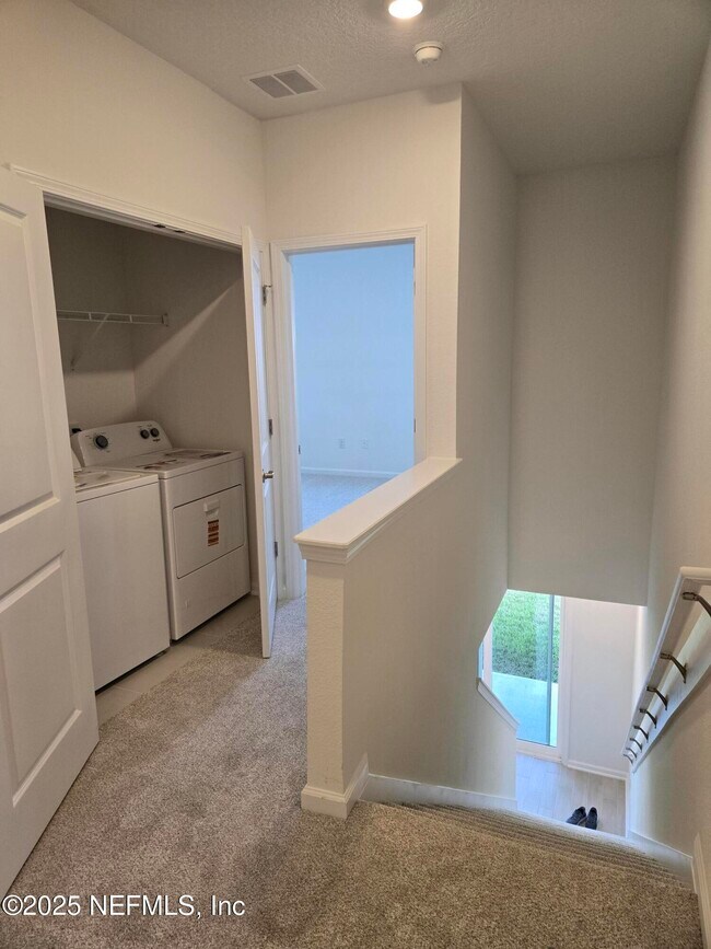 Building Photo - 203 Brandon Lks Dr