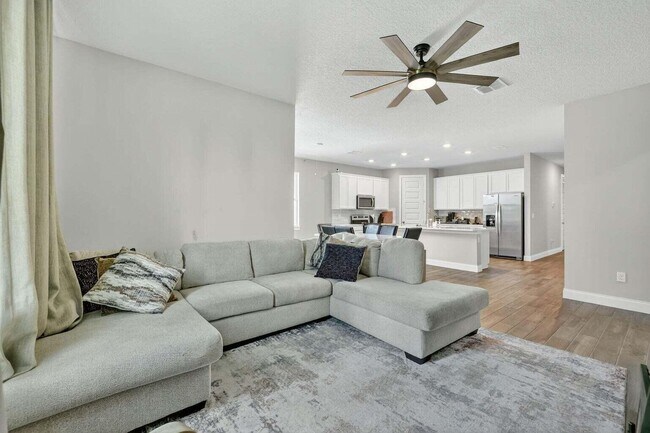 Building Photo - 6544 Cloverdale Ave