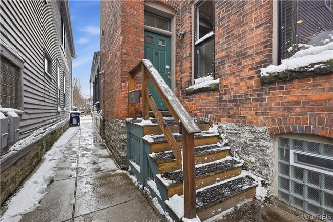 Building Photo - 2 York St