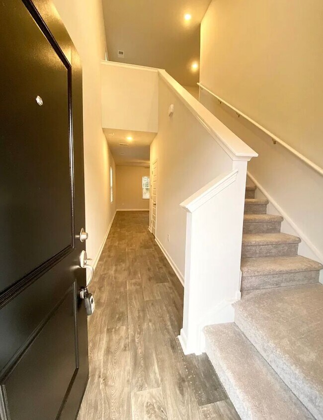 Building Photo - 4 Bed 3 Bath Single Family Home