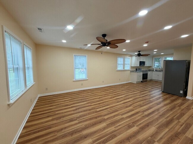 Building Photo - 705 Canal Dr