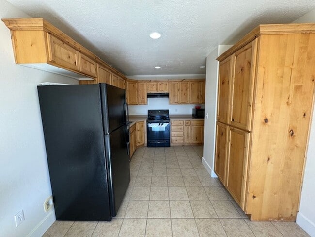 Building Photo - 233 Cres View Ln