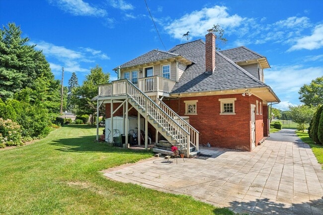 Building Photo - Renovated 2-Bed Carriage Home with Private...