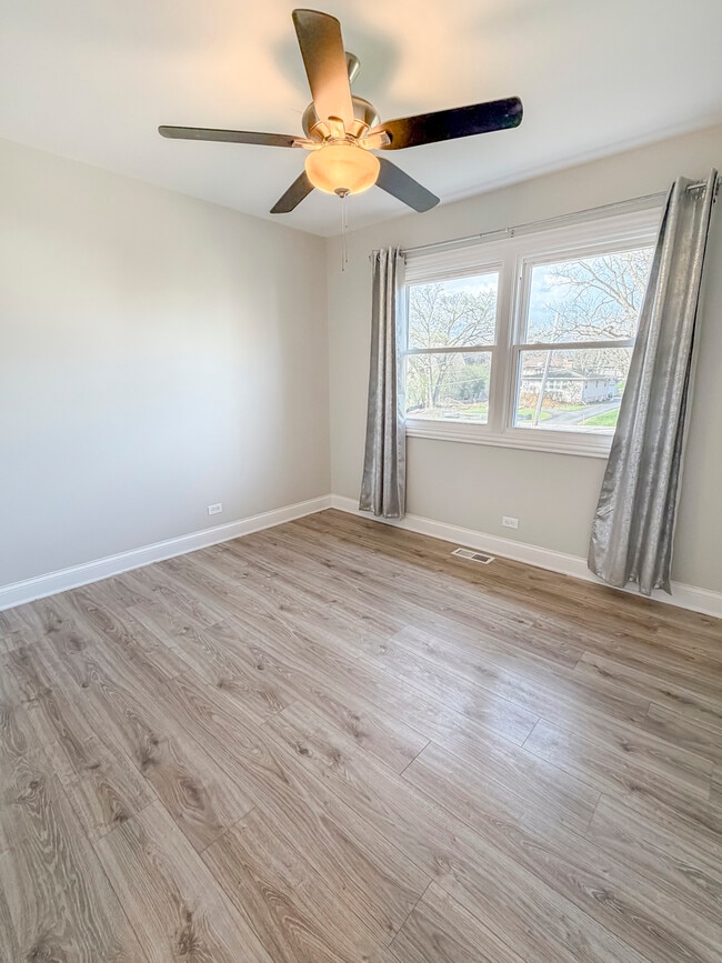 Building Photo - 9027 Skyline Dr