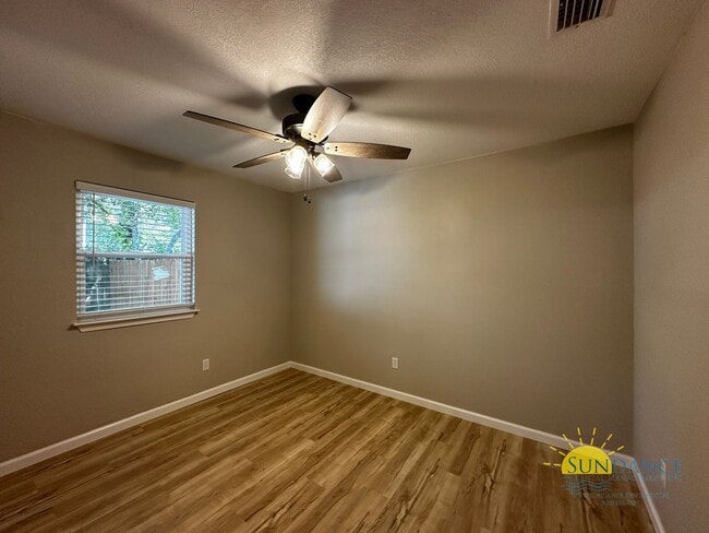 Building Photo - Quaint 2-Bedroom Home in Prime Fort Walton Beach!
