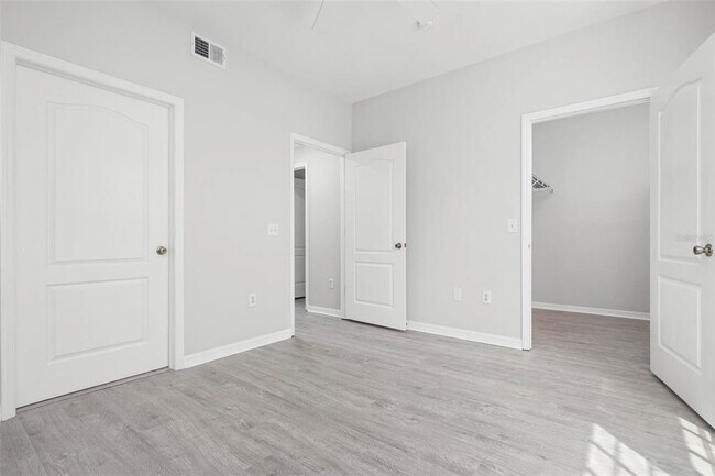 Building Photo - 4126 Central Sarasota Pkwy
