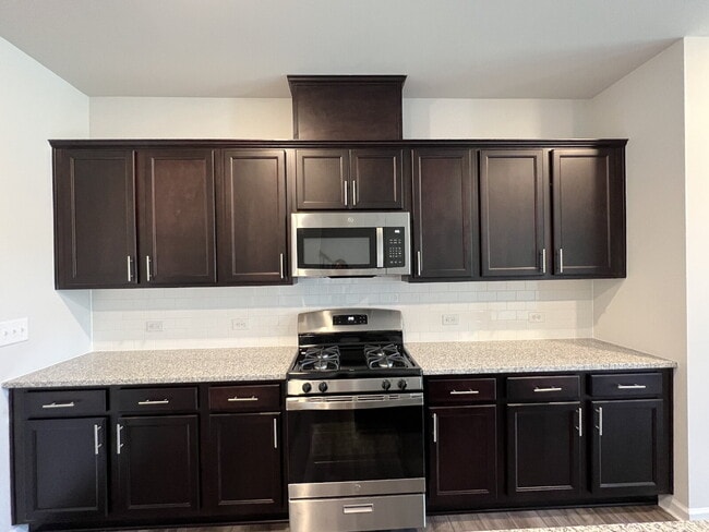 Building Photo - Lennar 3 bedroom townhouse with luxury vinyl plank floor in Ellis walk community