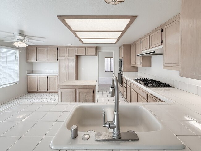 Building Photo - 40041 Zamura Ct