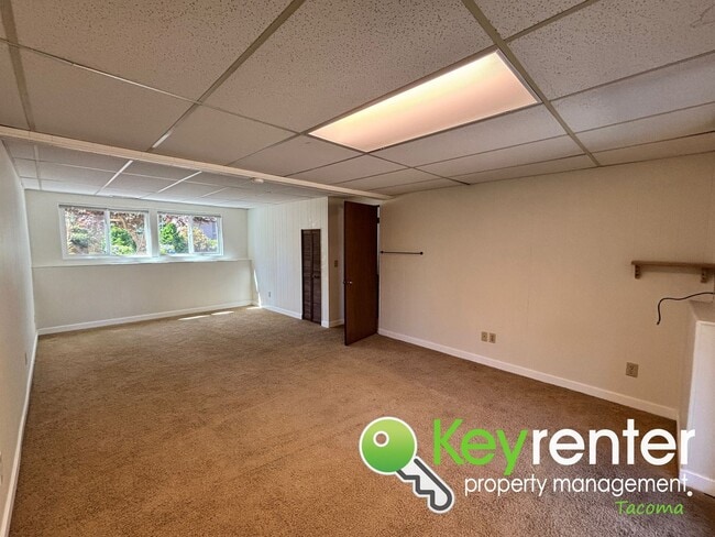 Building Photo - North Tacoma home located in Cul-De-Sac an...