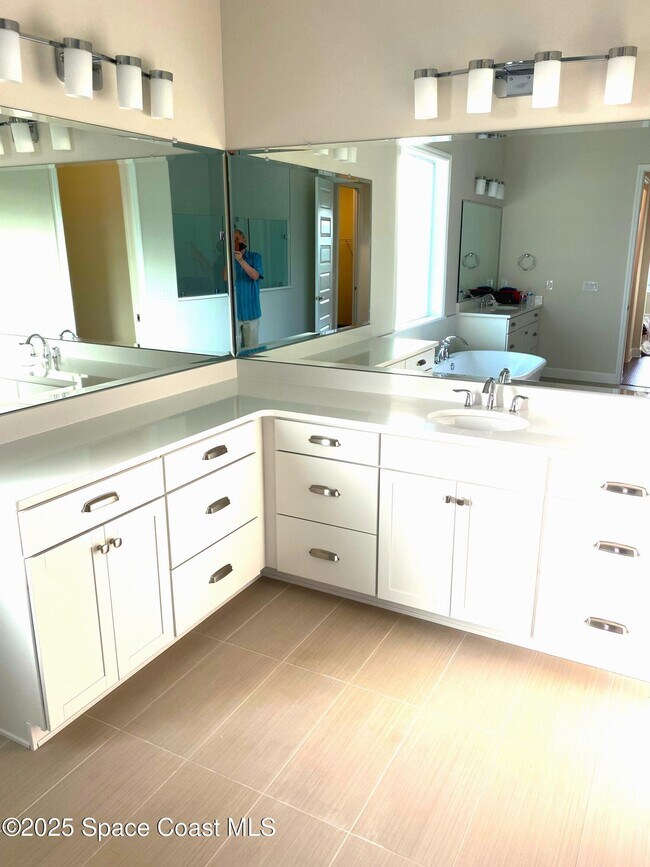 Building Photo - 8321 Paragrass Ave