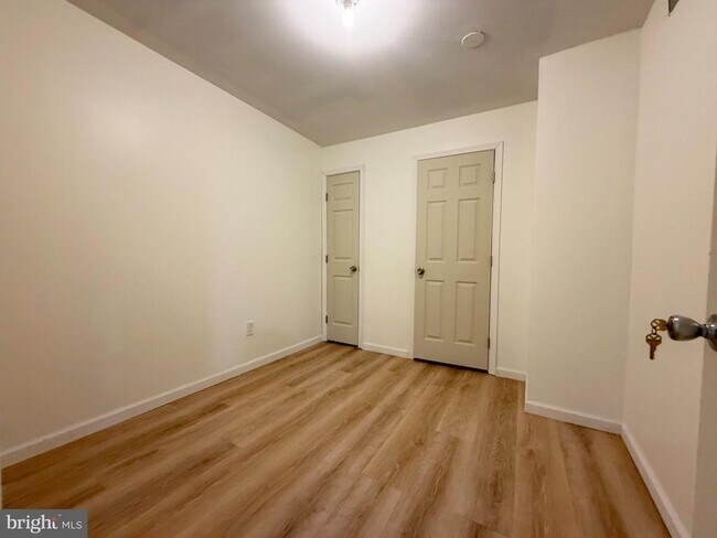 Building Photo - 10 S Meadow Ct