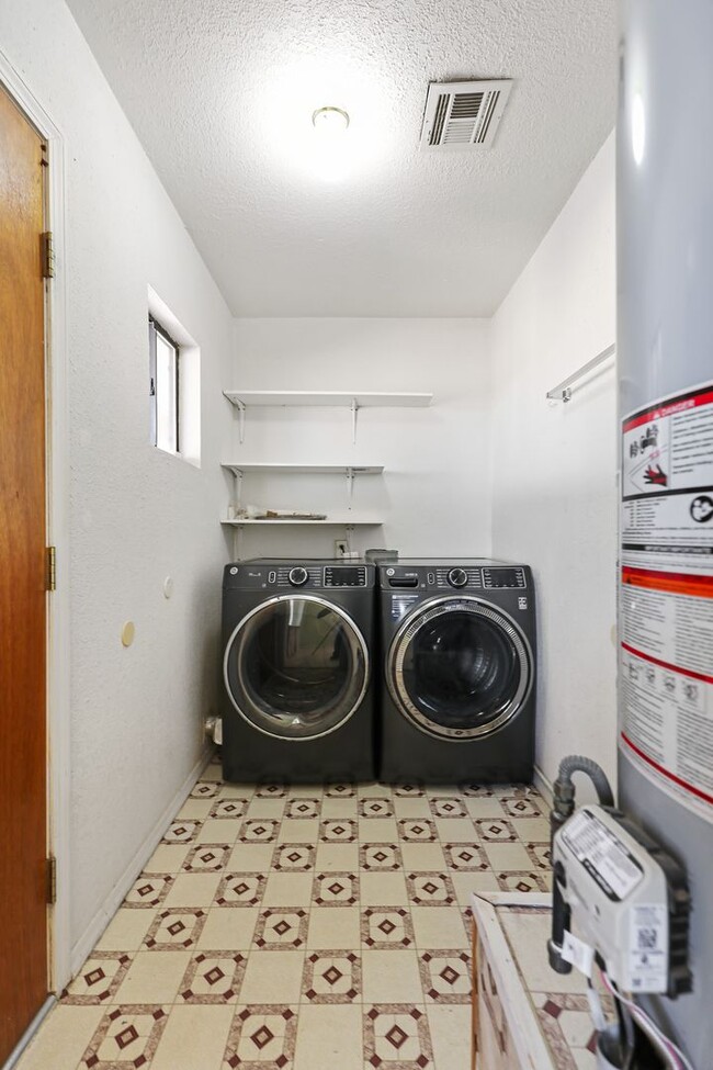 Building Photo - 3 bedroom 2 bath home with Acreage