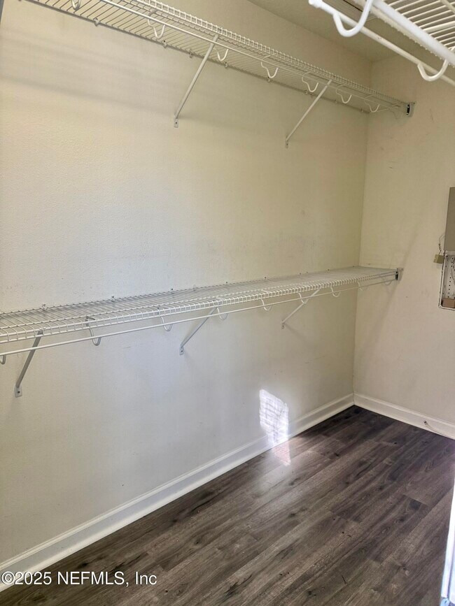 Building Photo - 4210 Highwood Dr