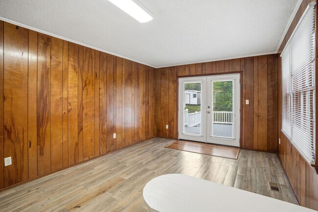 Building Photo - 934 Bluebird Rd