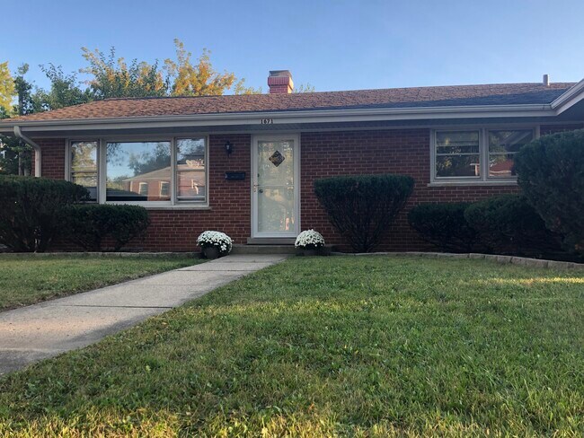 Primary Photo - 1671 Howard Ave