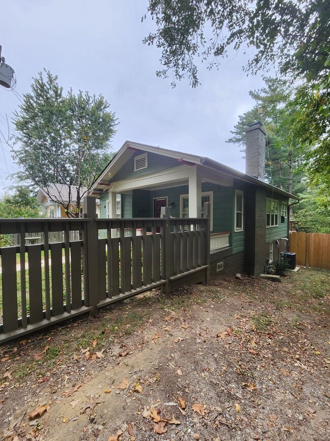 Building Photo - West Asheville Bungalow