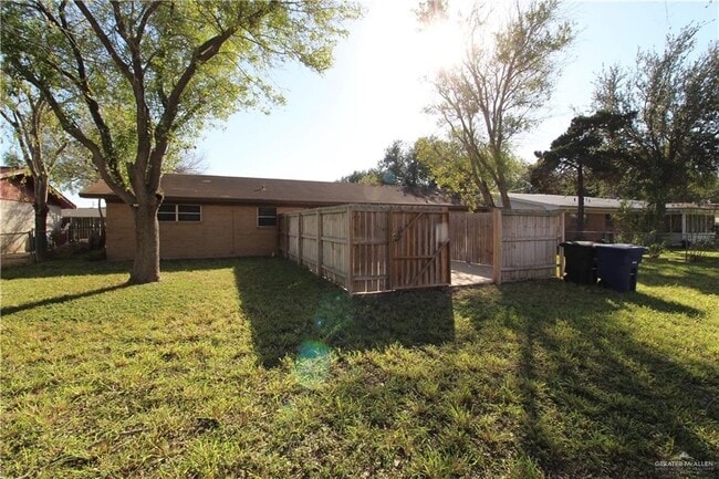 Building Photo - 206 W Esperanza Ave