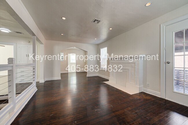 Building Photo - N Gatewood Ave Duplex
