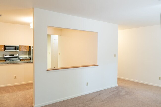 Building Photo - 2 Bedroom Townhouse Available in July