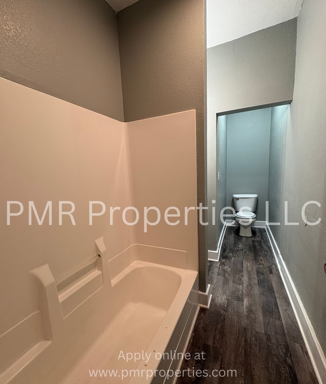 Building Photo - 3 Bedrooms / 1 Bathroom House