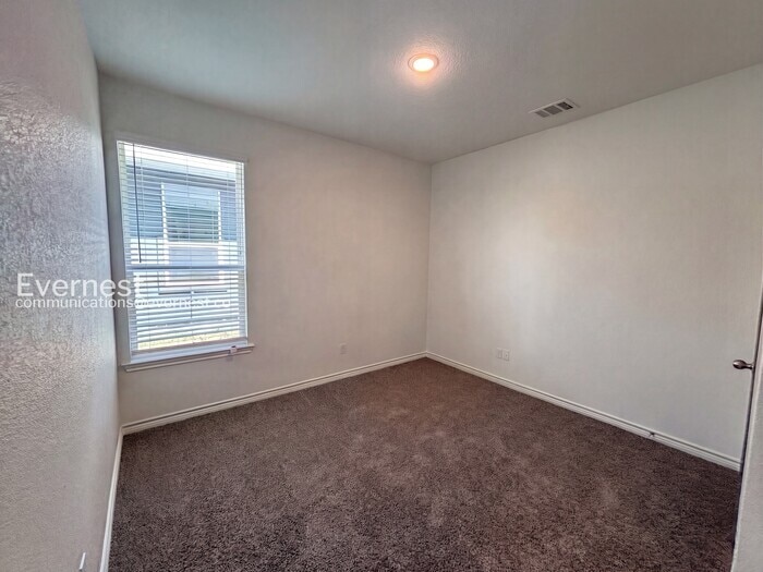 Building Photo - 2211 Hornbeam St