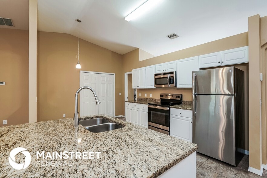 Building Photo - 3720 SW 6th Ave