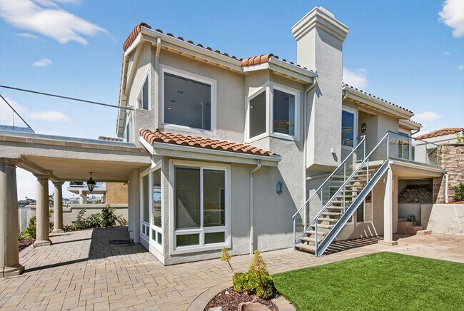 Building Photo - The Ultimate Coastal Escape: 3 Bedrooms with Panoramic Ocean Views in Gated Waterford Pointe!