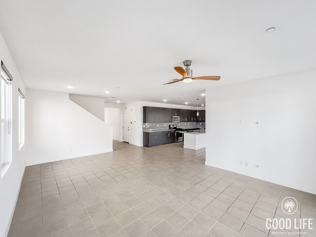 Building Photo - Gorgeous 4B/3BA house w/ large backyard & ...