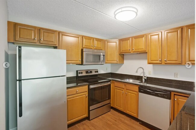Building Photo - 700 Bulfinch Dr