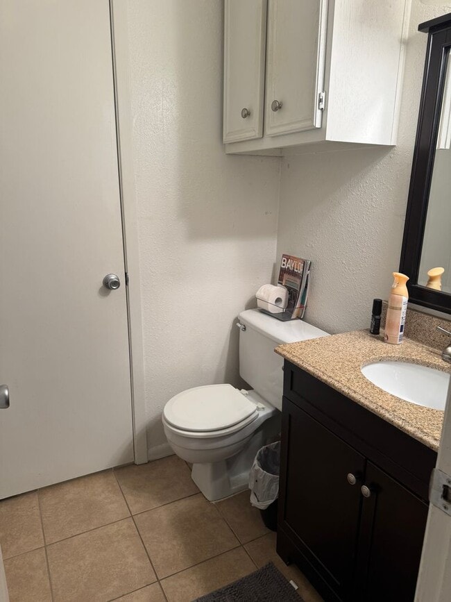 Building Photo - DECEMBER MOVE IN!  Cute 3 Bedroom 1.5 Bath...