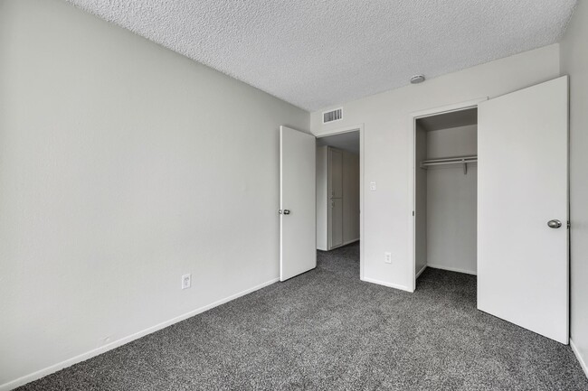 Building Photo - 3-1