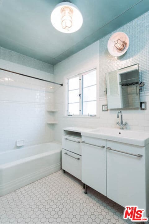 Building Photo - 10961 Strathmore Dr