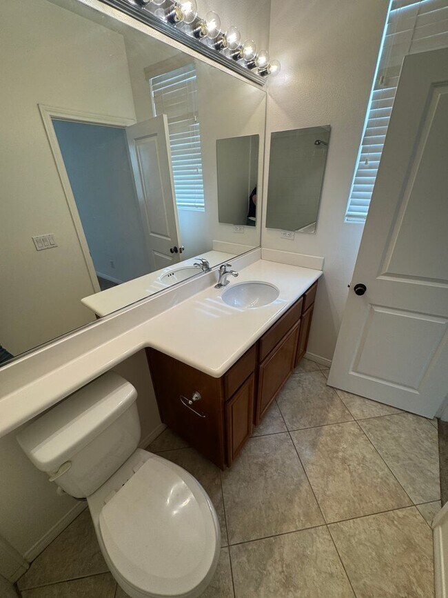 Building Photo - 6 bedroom 4.5 baths in Corona CA