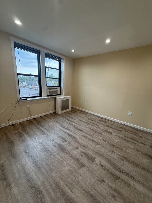 Building Photo - 3726 Park Ave
