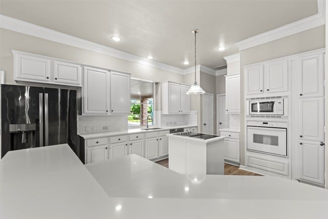 Building Photo - 14810 Cantwell Bend
