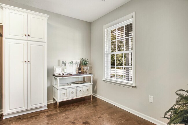 Building Photo - 564 Deerchase Ct