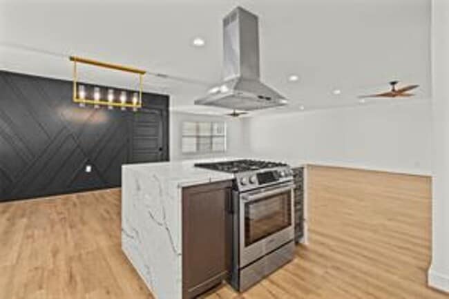 Building Photo - 2114 Eaglerock Dr