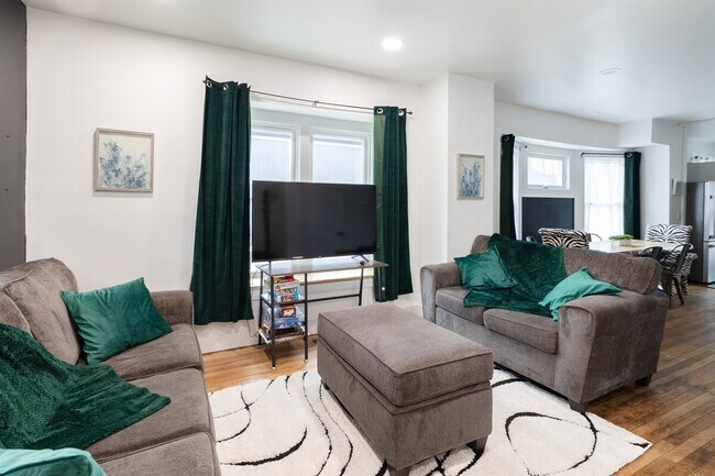 Building Photo - 10628 Lee Ave