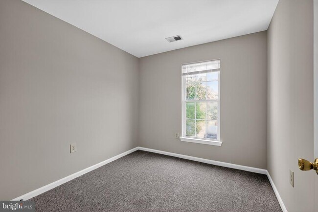 Building Photo - 2434 Sandwich Ct