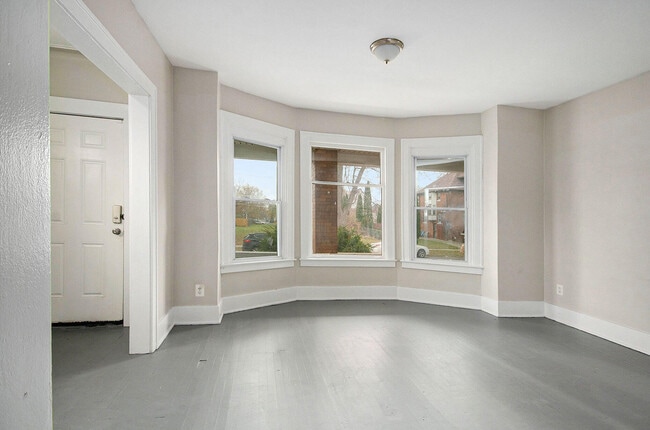 Building Photo - 593 Hague St