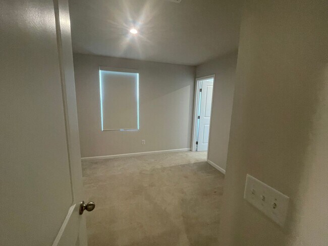 Building Photo - You’ve Got to See This Rental!