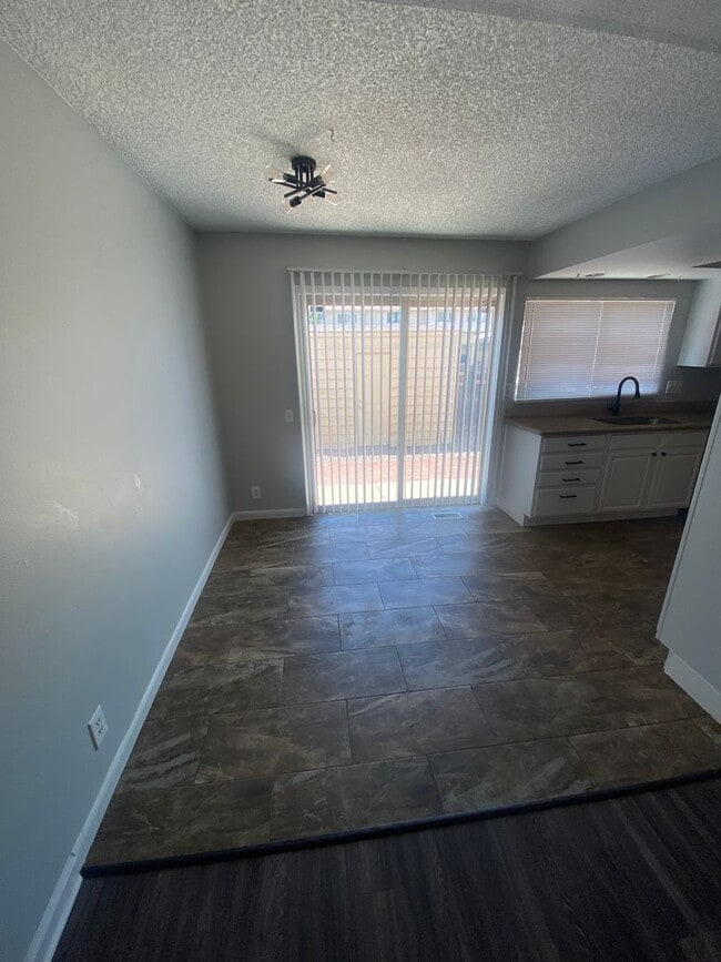 Building Photo - Renovated 3 bed, 2.5 bath Townhome in Aurora