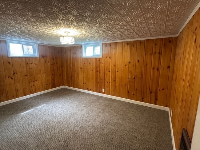 Building Photo - Spacious Home with Great Location