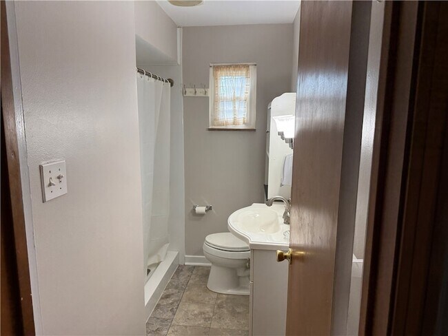 Building Photo - 300 Taylor St