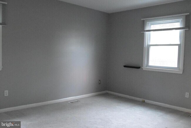 Building Photo - 936 Longfellow Ct