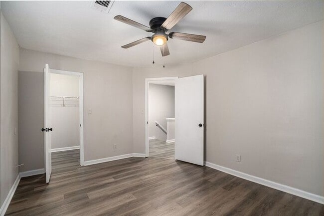Building Photo - Renovated End Unit Townhome in Snellville!