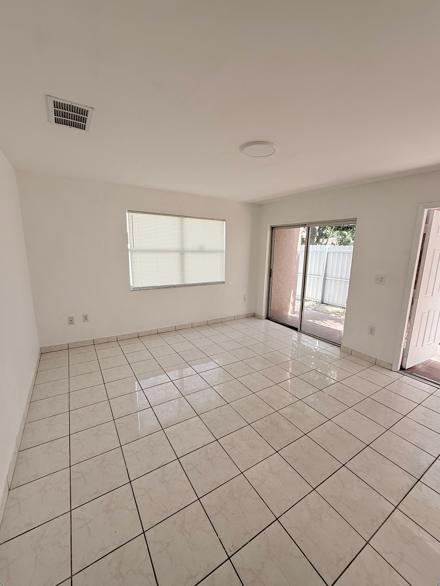 Building Photo - 2645 SW 28th Ct