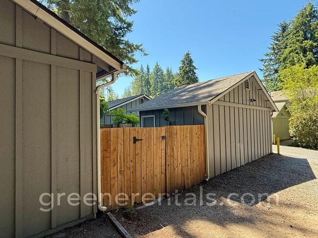 Building Photo - Quaint 2BR 1.5BA Condo in the Vineyards